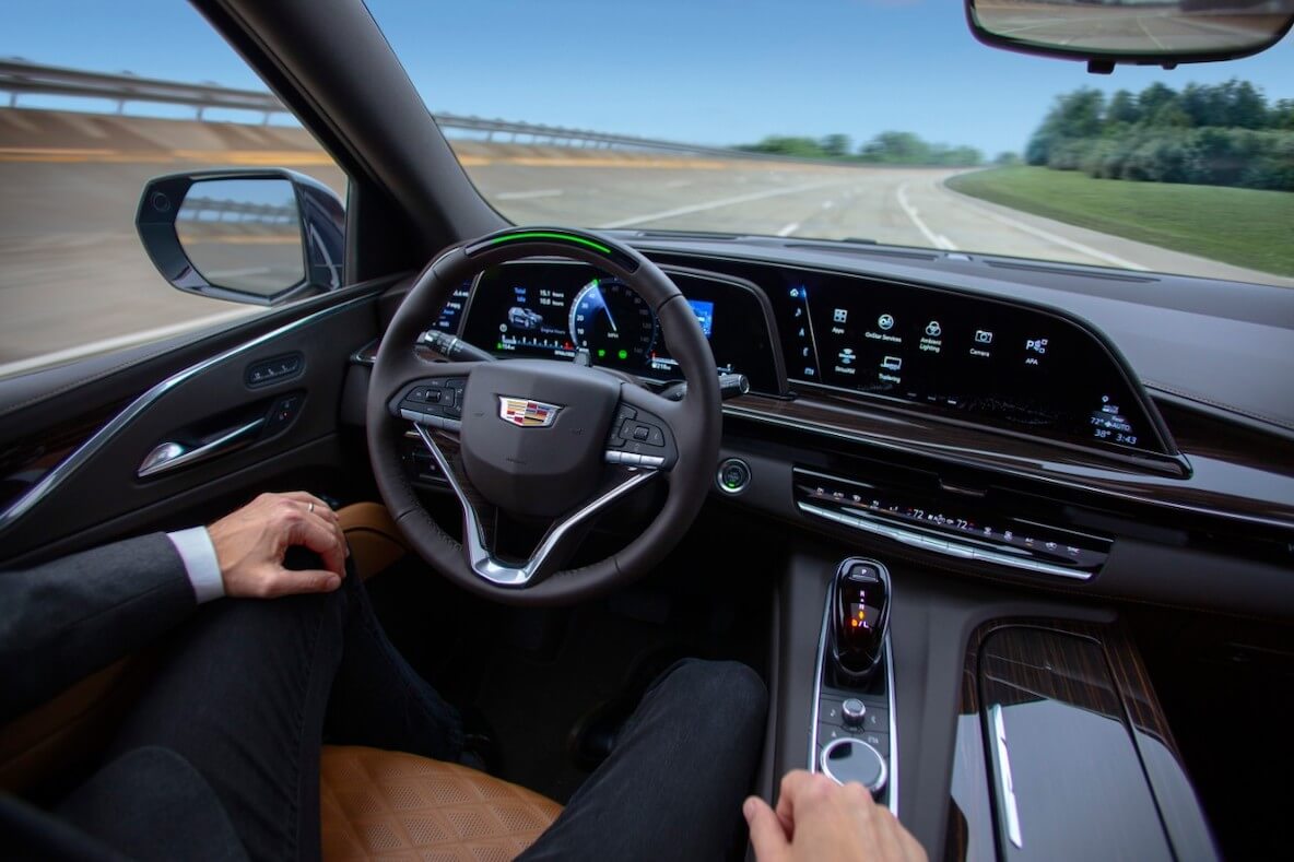 vue du volant et de la planche de bord du Cadillac Escalade 2022