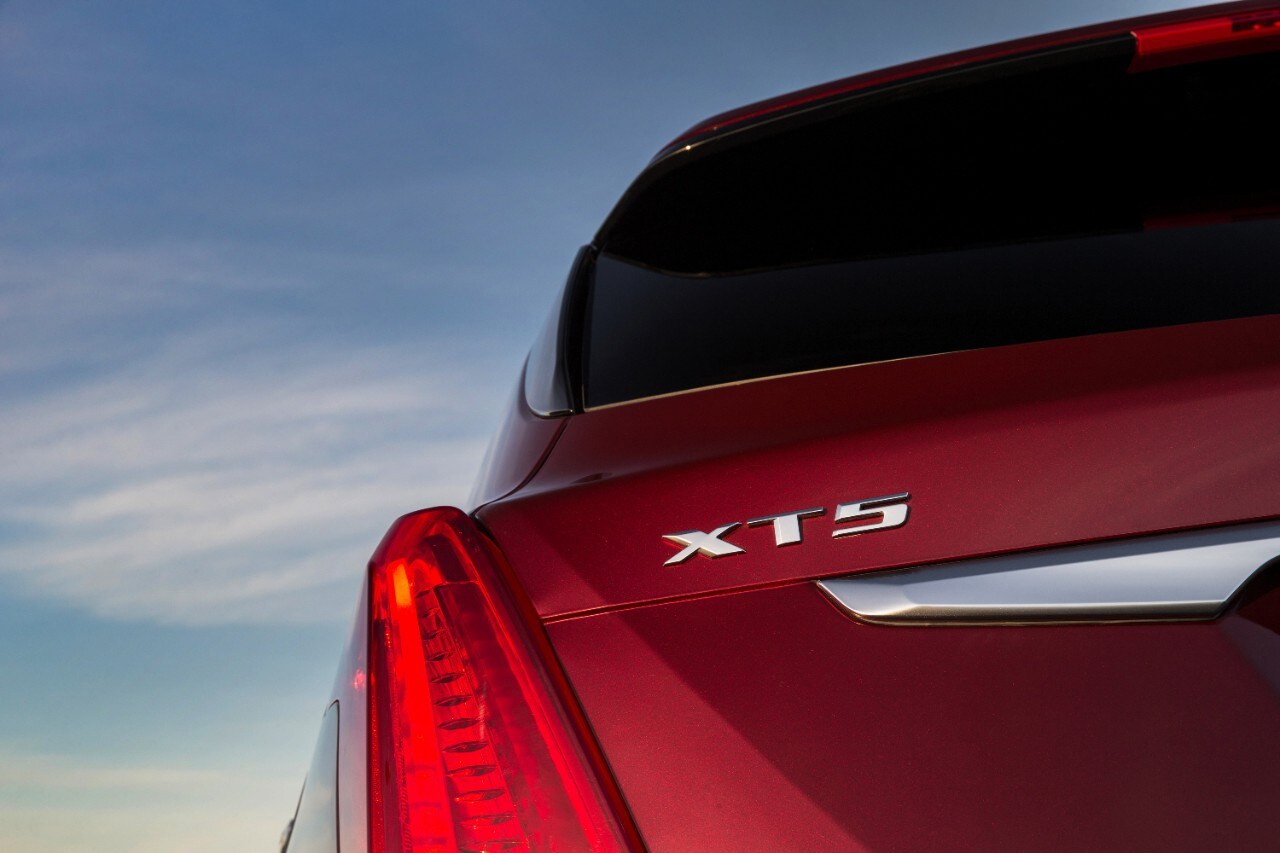 cadillac-xt5-usagé-cadillac-laval-06.jpg plan rapproché de l'arrière droit du Cadillac XT5 montrant le logo XT5