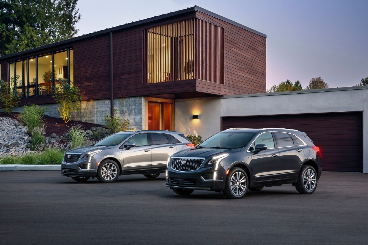cadillac-laval-2020-xt5-premium-luxury-sport.jpg Cadillac XT5 luxe premium et Cadillac XT5 Sport, côte-à-côte stationnés dans l'entrée d'une maison