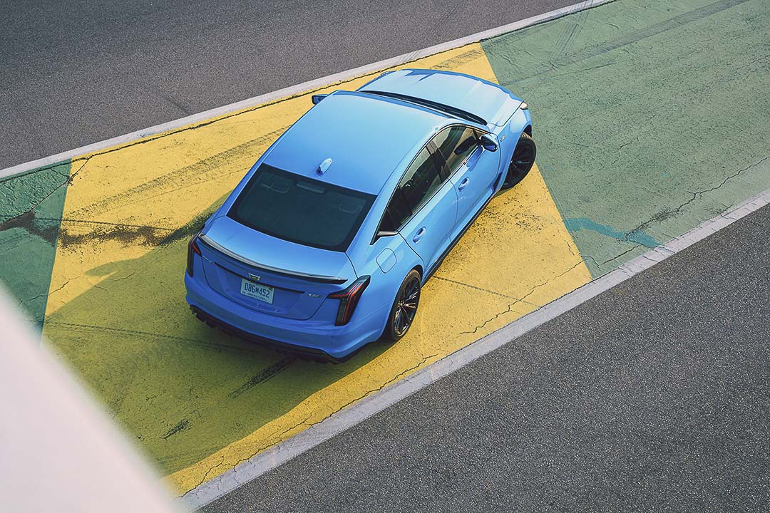 vue en contre-plongée arrière de la Cadillac CT5-V Blackwing 2022