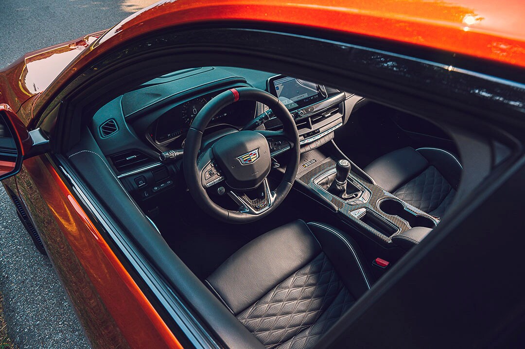 vue du volant, des sièges avant et de la console centrale à bord de la Cadillac CT4-V Blackwing 2022