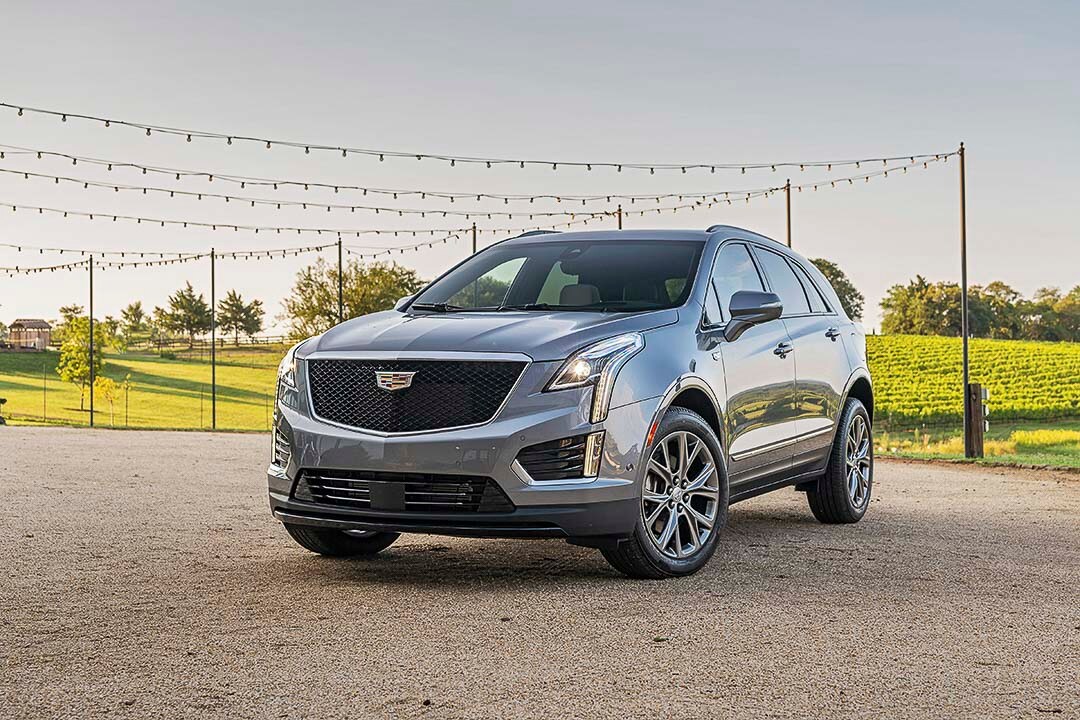 vue latérale avant du Cadillac XT5 2022