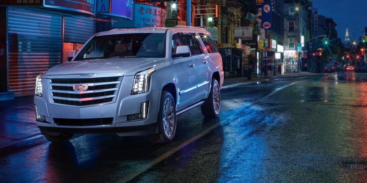Vue trois quart avant du Cadillac Escalade 2020 stationné sur une rue