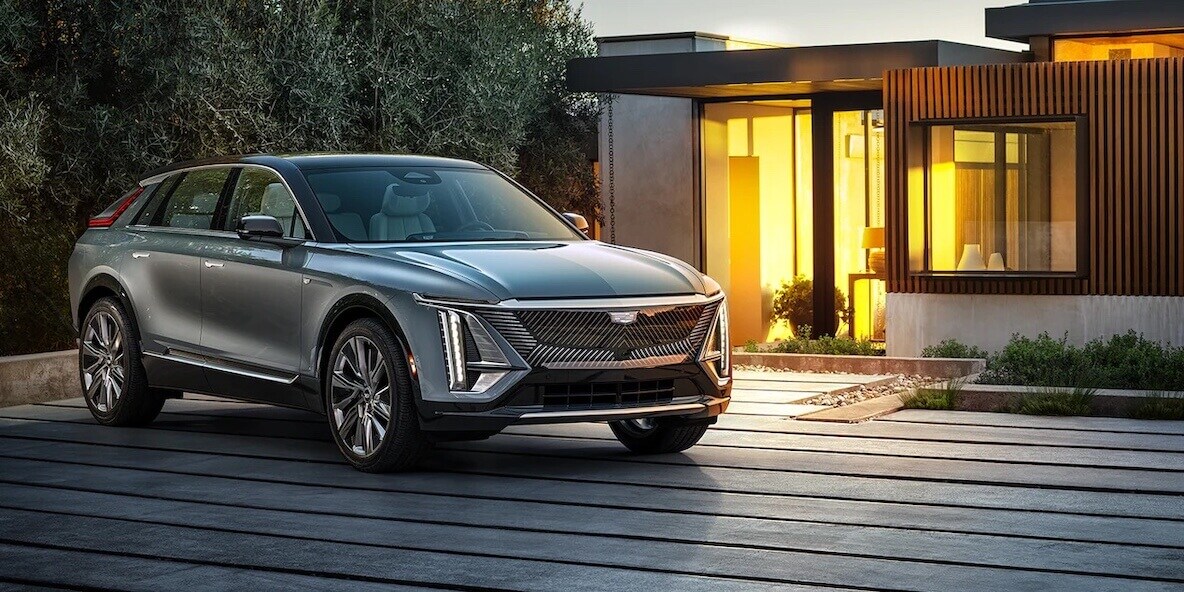 Le Cadillac électrique Lyriq 2023 dans la cours d'une maison
