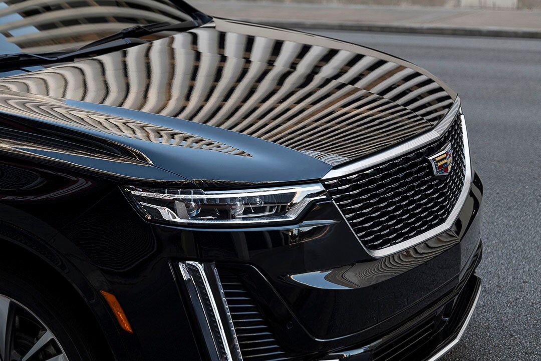 vue latérale avant du capot du Cadillac XT6 2022