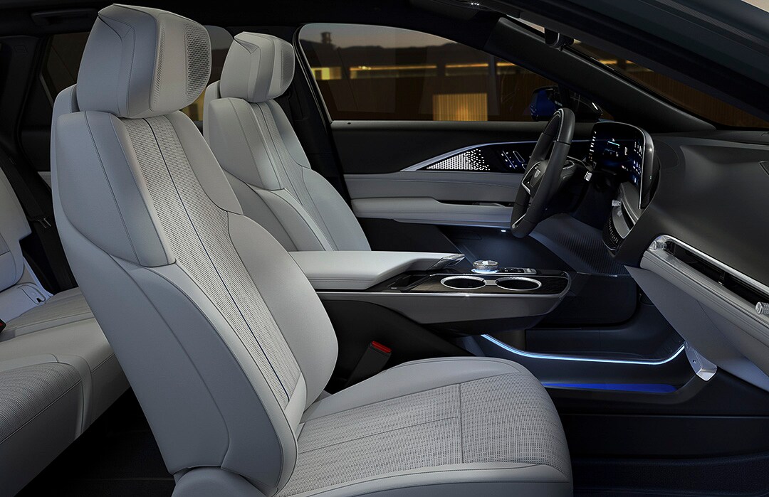 vue des sièges avant, de la console centrale et du volant à bord du Cadillac Lyriq 2023