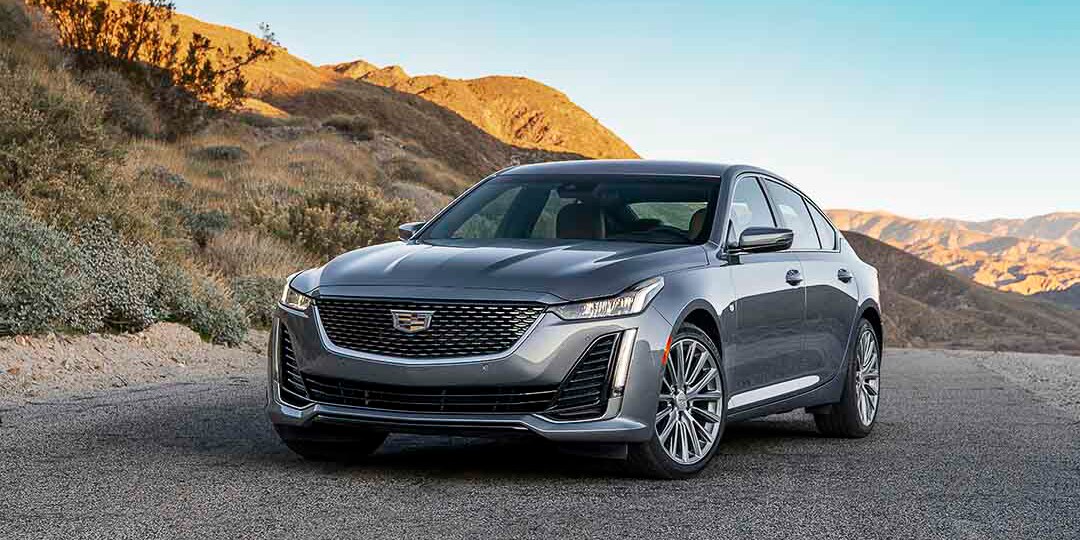 La Cadillac CT5 2020 grise garée à l'extérieur