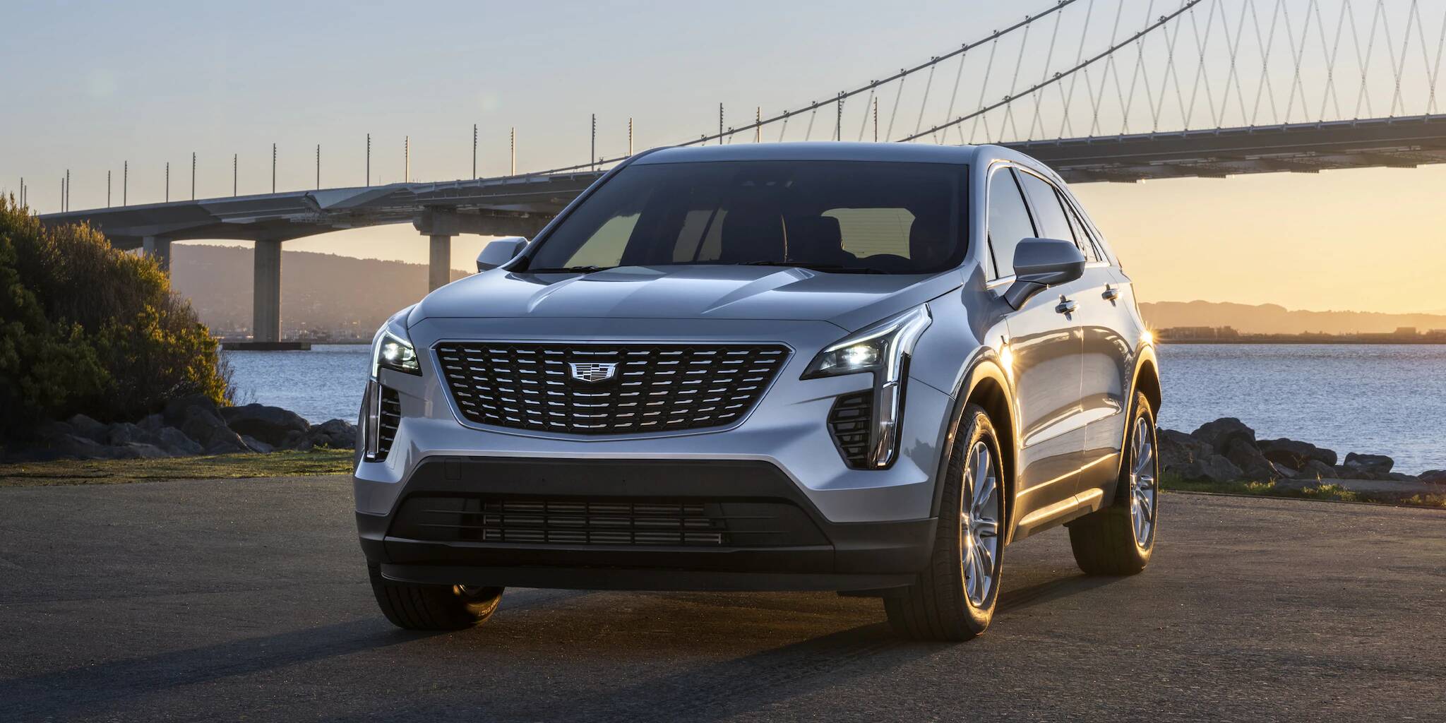 Cadillac Laval - Cadillac XT4 2021 - 0,0.jpg Cadillac XT4 2021 gris garé proche d'un pont sur le bord du fleuve