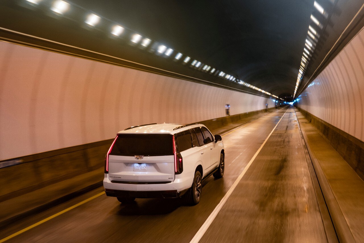 vue latérale arrière d'une Cadillac Escalade 2023 dans un tunnel