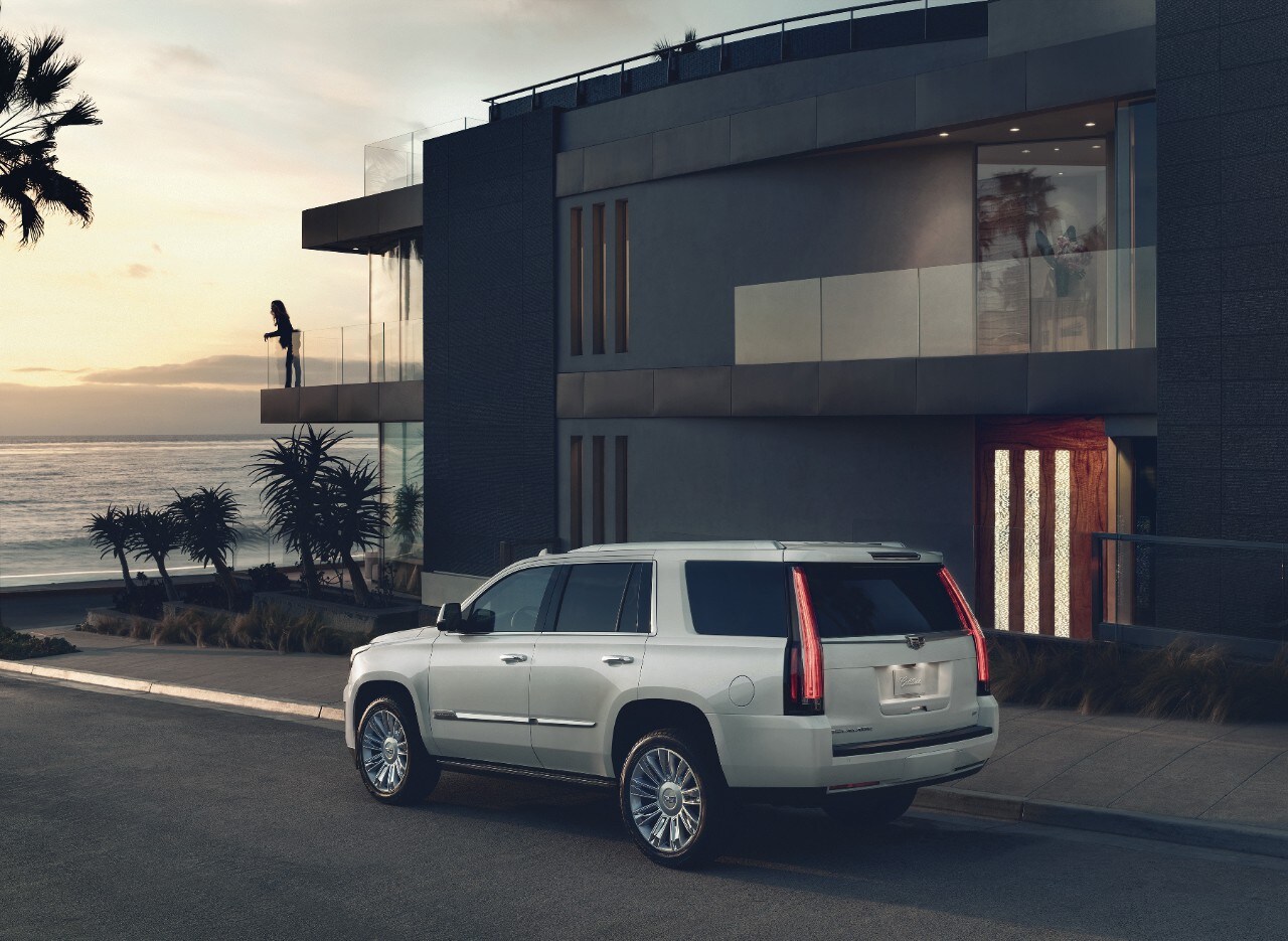 vue latérale arrière du Cadillac Escalade 2020 stationné devant une maison
