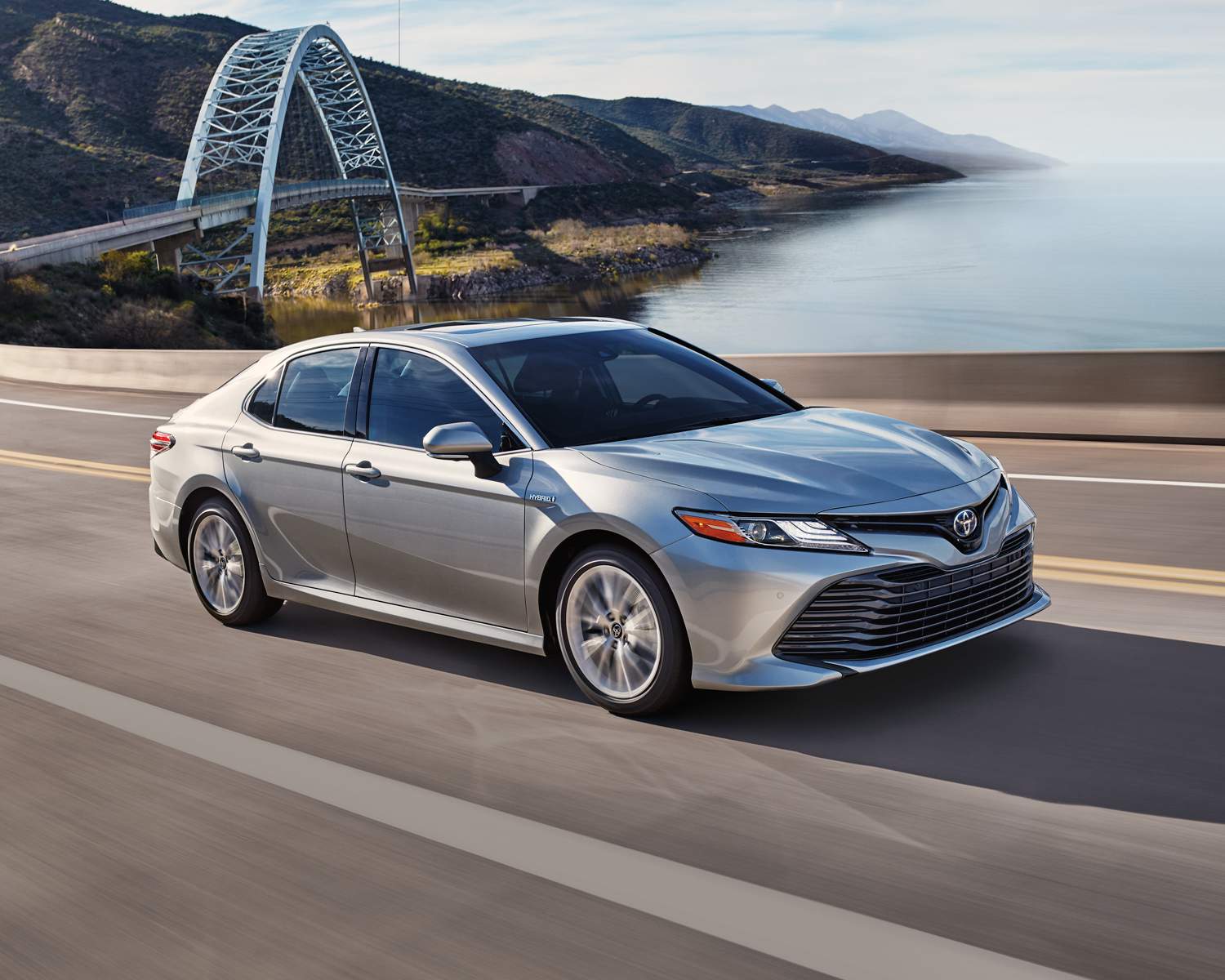 Toyota Camry 2018 rive-sud.jpg