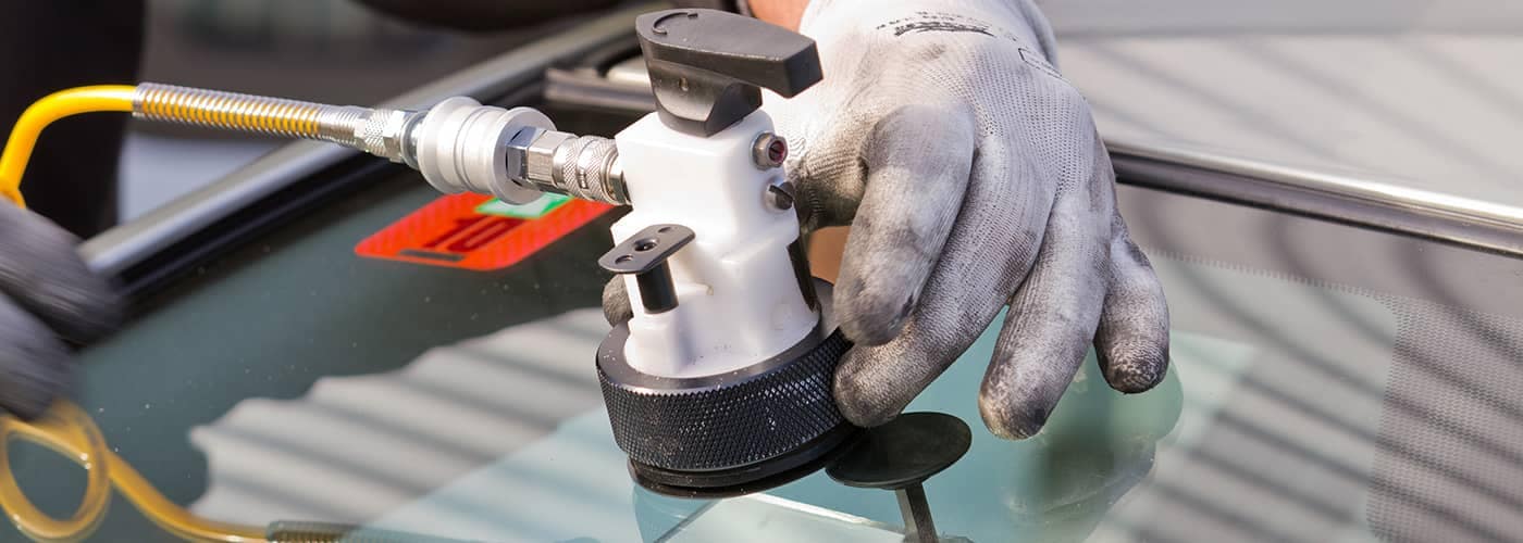 Fixing-crack-in-windshieldDepositphotos_6861986_xl-2015-copy.jpeg