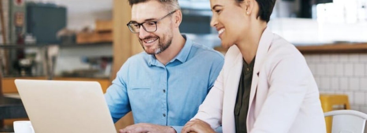 couple buying car online