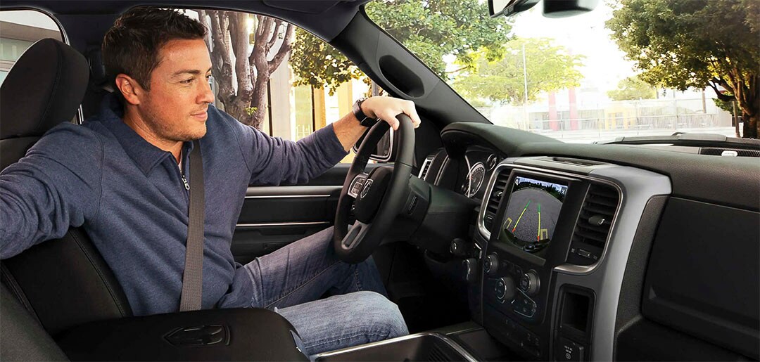 Homme au volant du RAM 1500 Classic 2021