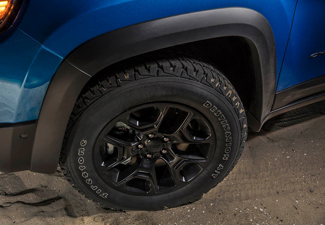 Le pneu firestone Destination A-T que le Jeep Cherokee 2021 chausse
