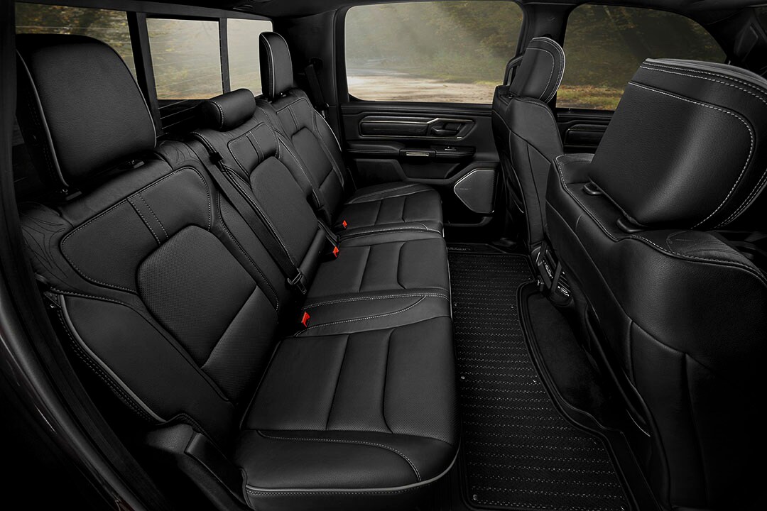 La grande banquette arrière du RAM 1500 2021