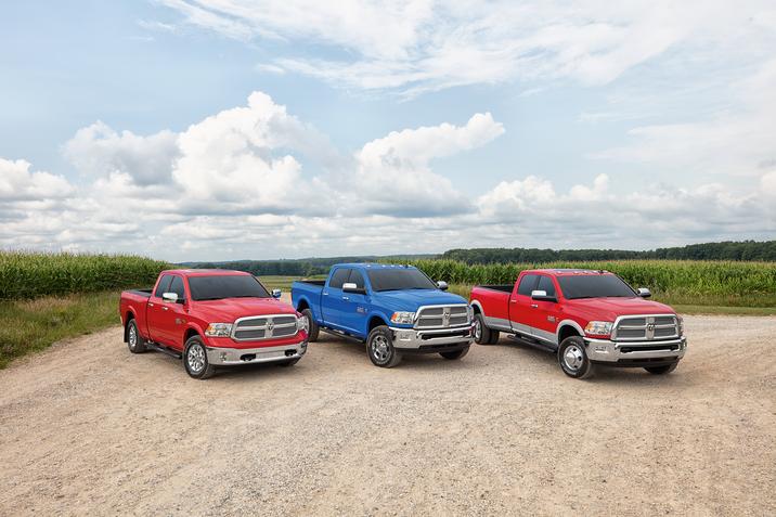 Bessette automobiles- Pre-owned-RAM-2020-01.jpg 3 camion RAM 1500 sur gravier au centre d'un champ sous un ciel blue nuageux