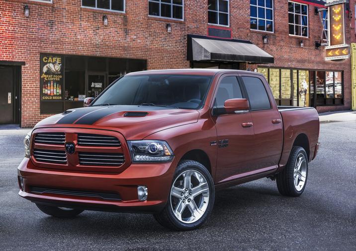 Bessette automobiles- Pre-owned-RAM-2020-03.jpg Camion Ram 2017 couleur cuivre dans un milieu urban et industriel au brique rouge