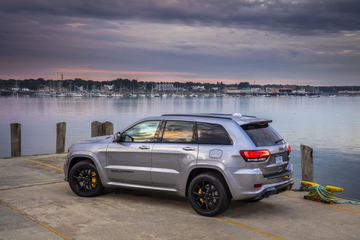 Bessette Automobiles Grand Cherokee Series 2021-04.jpg Un Jeep Grand Cherokee 2021 au bord d'un quai avec vue sur le lac et la marina