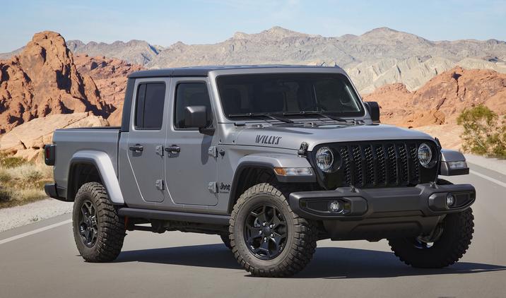 Chrysler-Bessette-Jeep-Gladiator-Willys-2021-0.jpg Vue latéral du noueau Jeep Gladiator Willys 2021 sur une route desertique