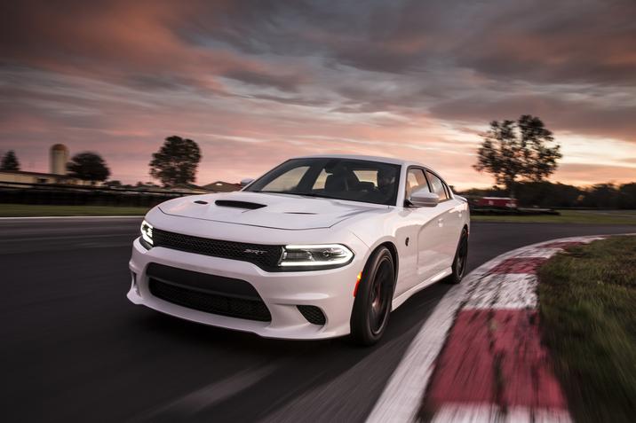 Bessette automobiles- Pre-owned-dodge-2020-02.jpg Dodge Charger Blanche sur une piste de course en milieu agricol