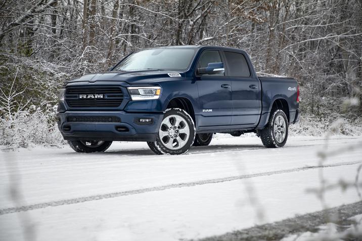Bessette automobiles- Pre-owned-RAM-2020-04.jpg Camion RAM 1500 2019 Blue sur une route enneigée