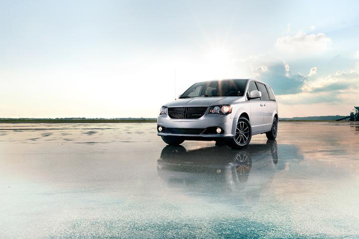 Bessette automobiles- Pre-owned-dodge-2020-01.jpg Dodge Grand Caravan argent sous un ciel bleu et ensoleillé