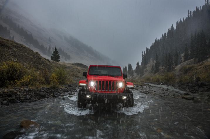 Chrysler-Bessette-Jeep-Wrangler-Rubicon-2021-33.jpg Jeep Wrangler 2021 dans une rivière au centre d'une vallée pluvieuse