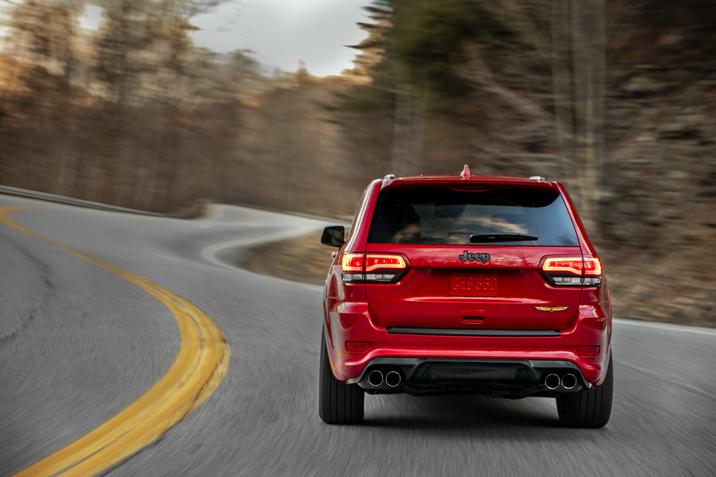 Bessette Automobiles Grand Cherokee Series 2021-02.jpg Le Jeep Grand Cherokee en action sur une route en plein milieu de la foret, vu du coffre