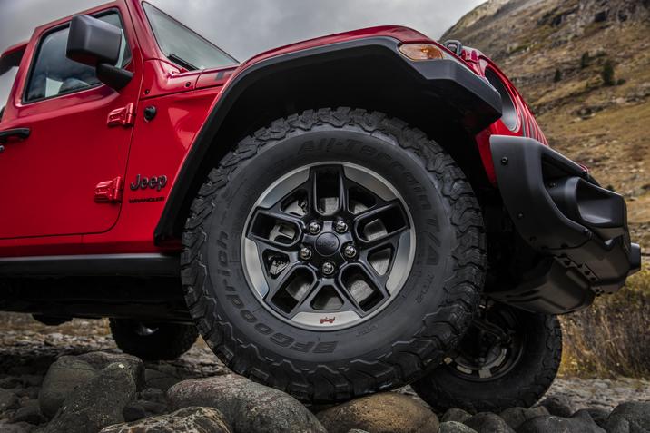 Chrysler-Bessette-Jeep-Wrangler-Rubicon-2021-86.jpg Vue rapprochée du pneu du Jeep Wrangler 2021