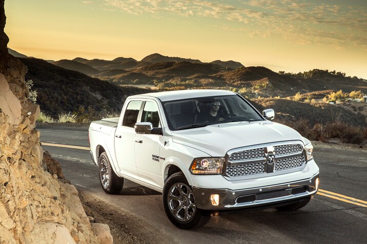 Bessette automobiles- Pre-owned-RAM-2020-02.jpg Camion Ram 1500 2014 blanc sur une route montagneuse