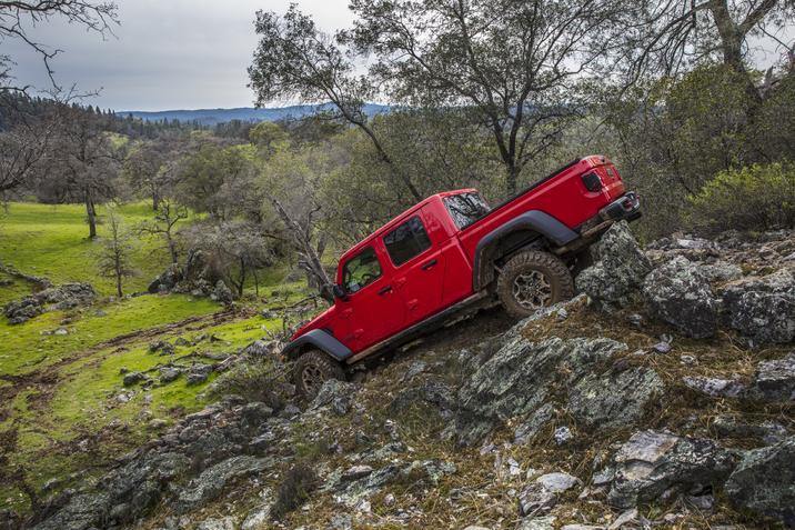 Chrysler-Bessette-Jeep-Gladiator-Rubicon-2021-63.jpg Vue latérale du Jeep Gladiator 2021 en rouge en train de montrer ses capacités 4x4
