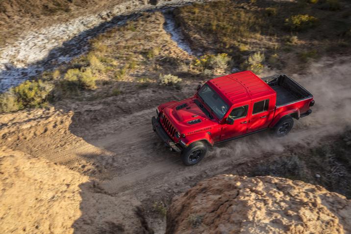 Chrysler-Bessette-Jeep-Gladiator-Rubicon-2021-11.jpg Vue en plongée du Jeep Gladiator 2021 en rouge sur une route de terre