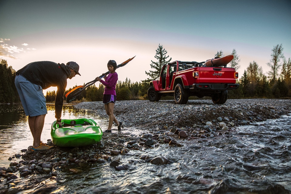 2020-jeep-gladiator-exterior-design-towing-parked-river-kayak_13dd72c48328ac2f5ba88852500bc6d3-960x640.jpg