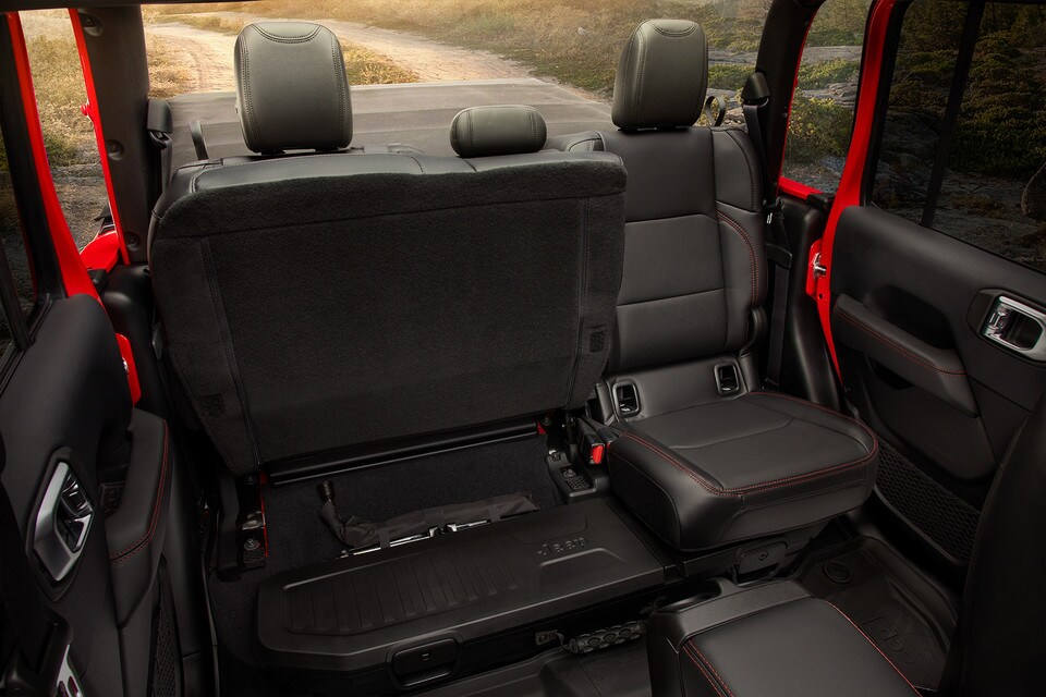 2020-jeep-gladiator-gallery-interior-black-back-seats-and-storage_cbc7f32b805e906d9ba56a7ef985e2ba-960x640.jpg