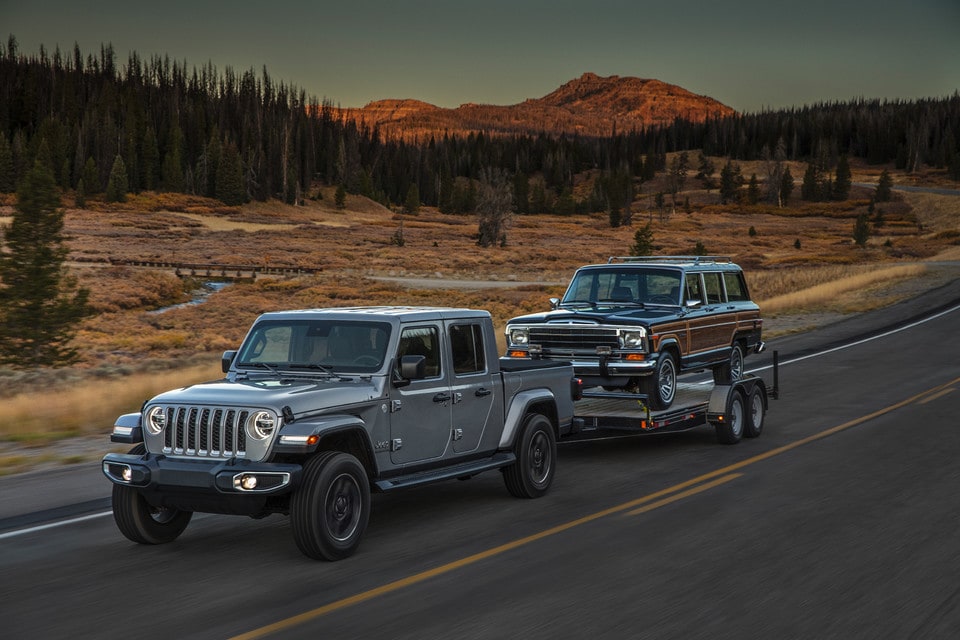 2020-jeep-gladiator-exterior-design-towing-old-car_37cd2bb0651f93e681ea8bd8be90bd85-960x640.jpg