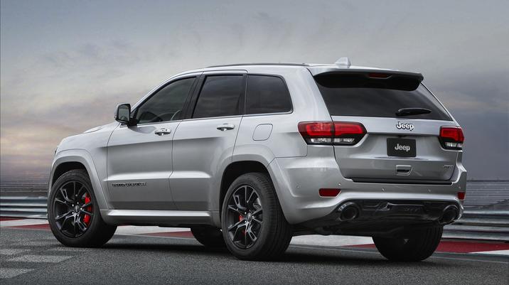 vue trois quart arrière du Jeep Grand Cherokee 2021 stationné sur une piste de course