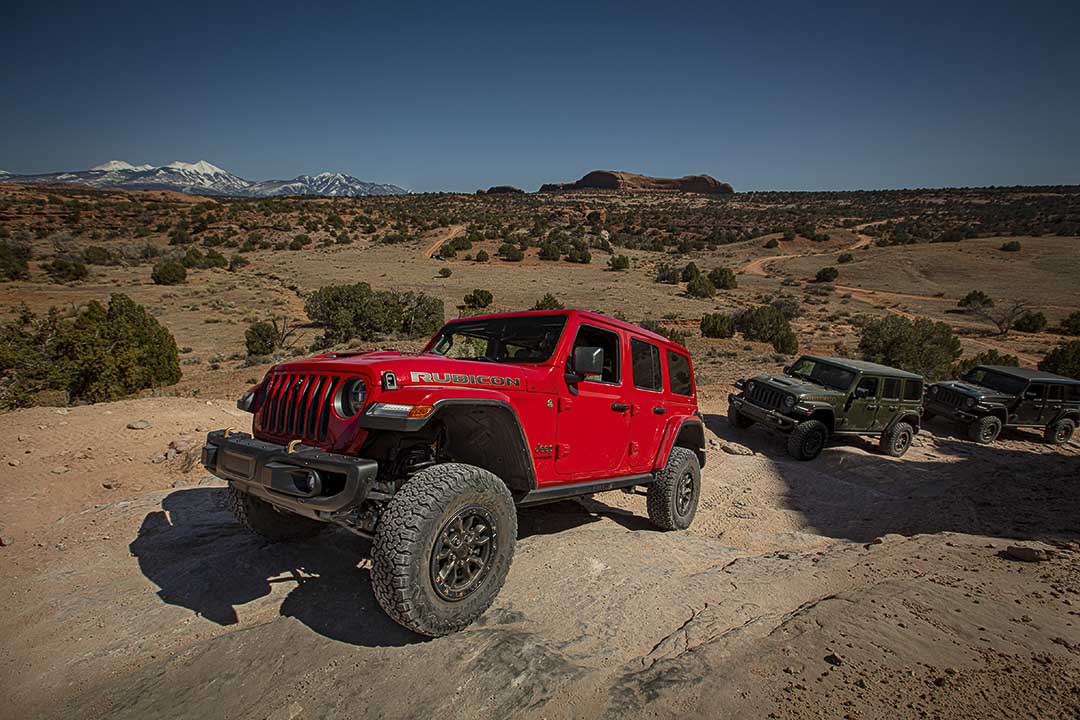 vue trois quart avant du Jeep Wrangler 392 2021 sur un rocher