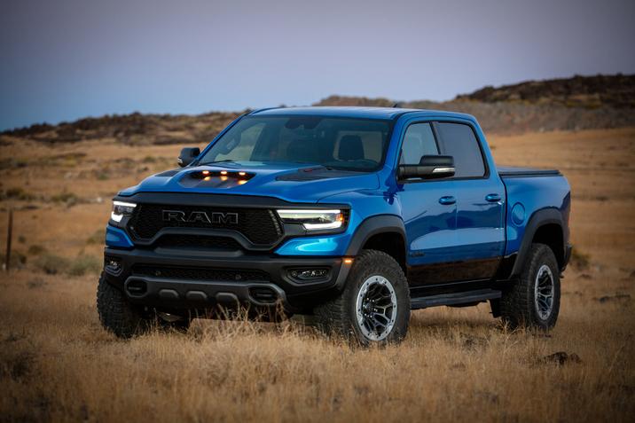 st-hyacinthe-chrysler-ram-1500-2021-trx.jpg RAM 1500 TRX 2021 dans un champ