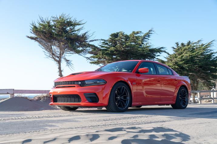 Dodge Charger Scat Pack Widebody 2020 sur une route de sable Dodge Charger Scat Pack Widebody 2020 sur une route de sable