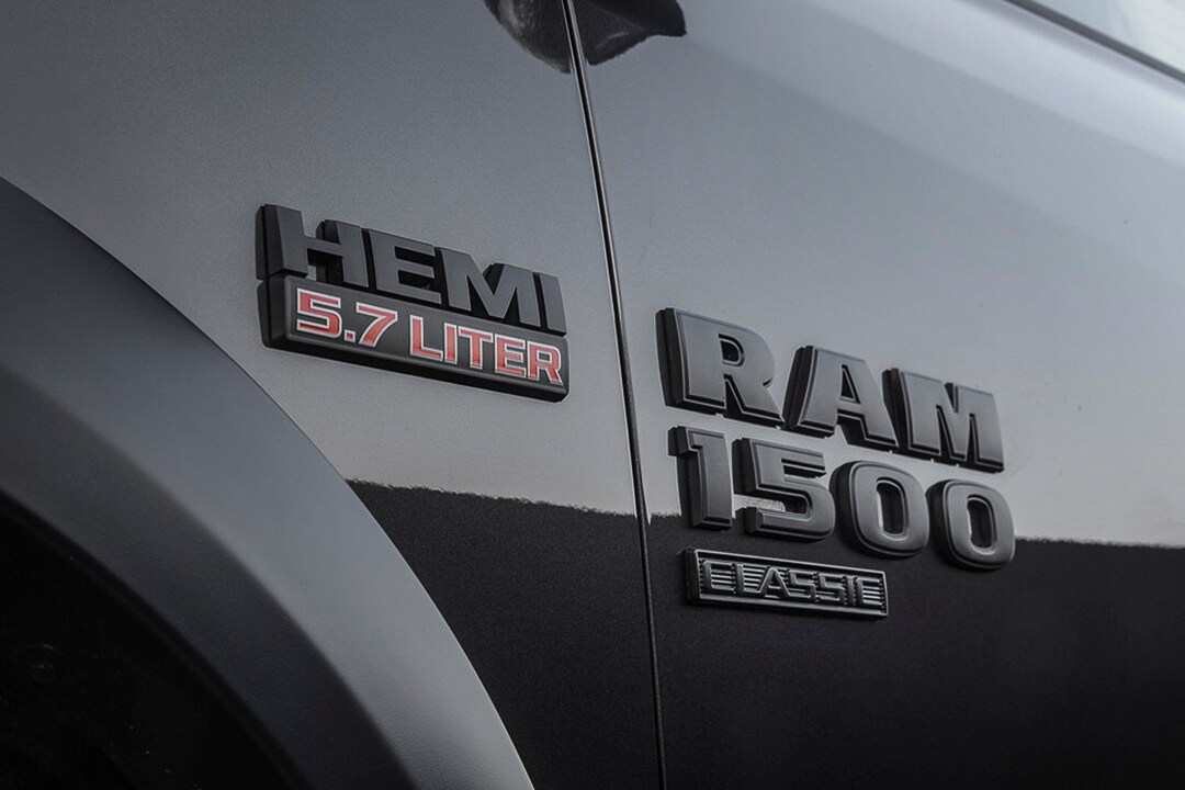 vue rapprochée du logo du RAM 1500 Classic 2021