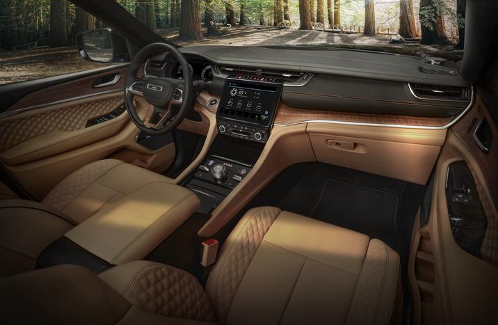 vue intérieure des sièges avant et de la console central à bord du Jeep Grand Cherokee 2021