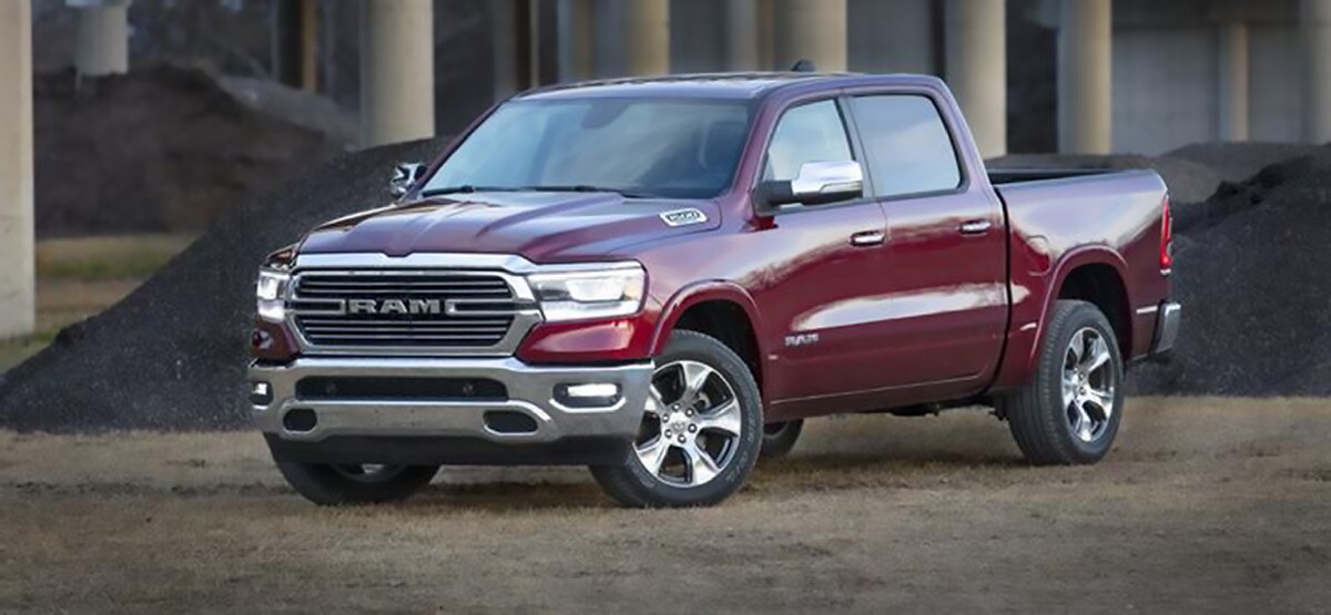vue latérale avant du RAM 1500 Laramie 2022
