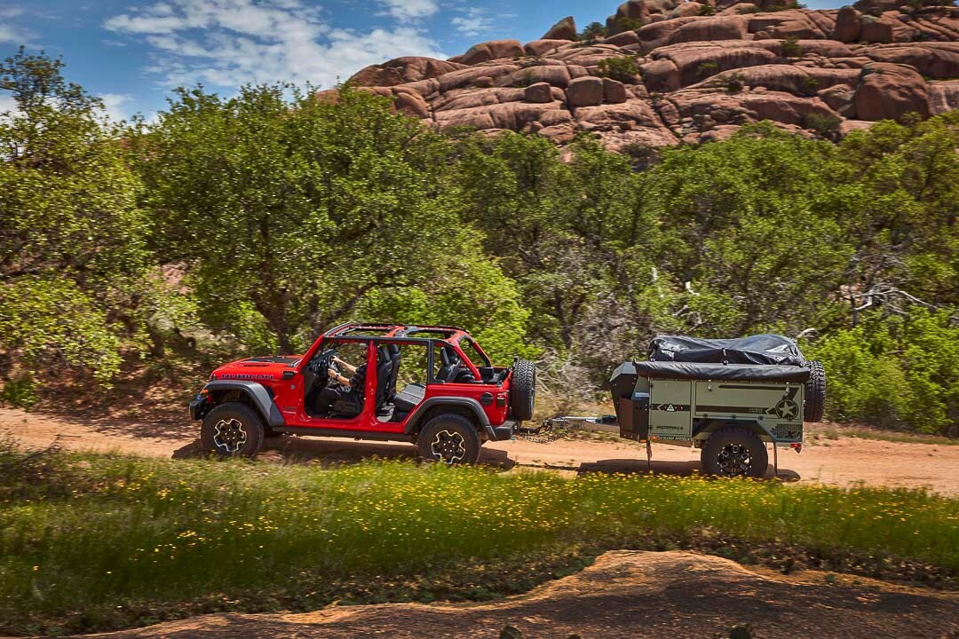 vue latérale du Jeep Wrangler Unlimited Rubicon 4xe 2022 remorquant une tente roulotte