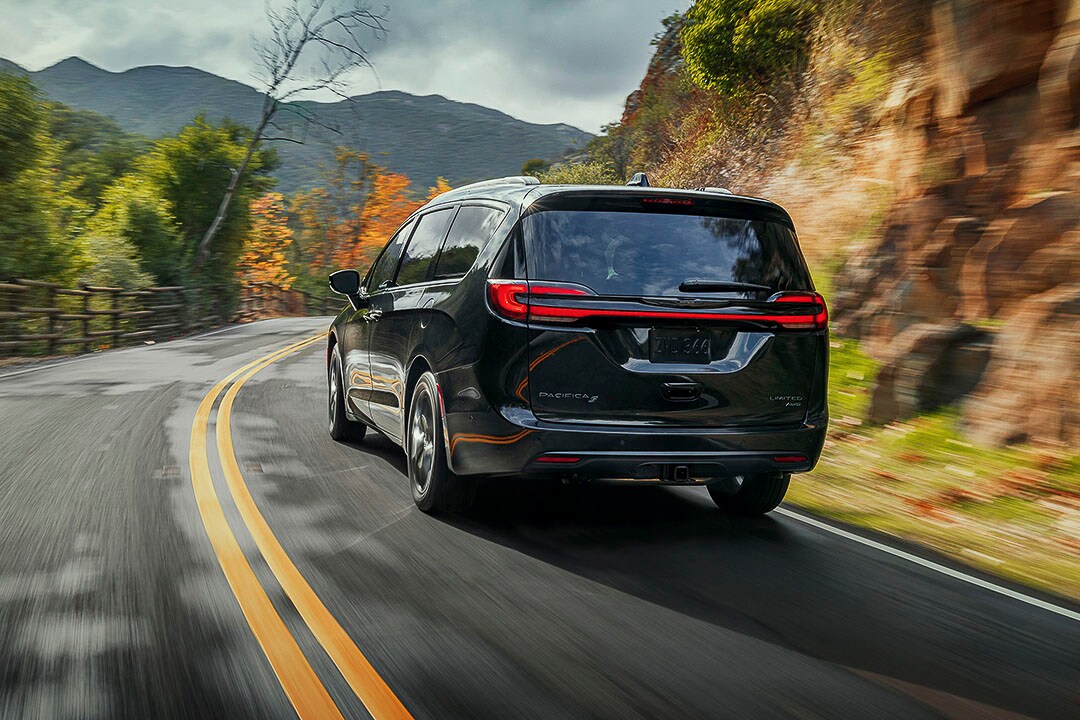 vue latérale arrière de la Chrysler Pacifica Limited hybride 2022