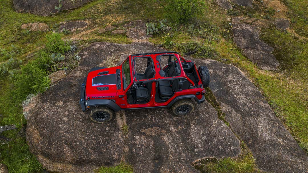 vue en contre-plongée du Jeep Wrangler Unlimited Rubicon 4xe 2022