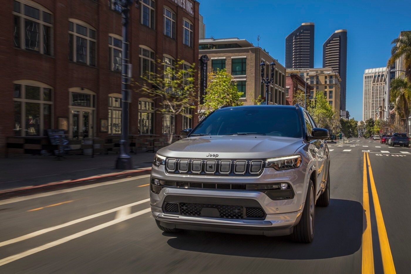Vue 3/4 avant d'un VUS Jeep Compass High Altitude 2022 roulant sur un boulevard en ville
