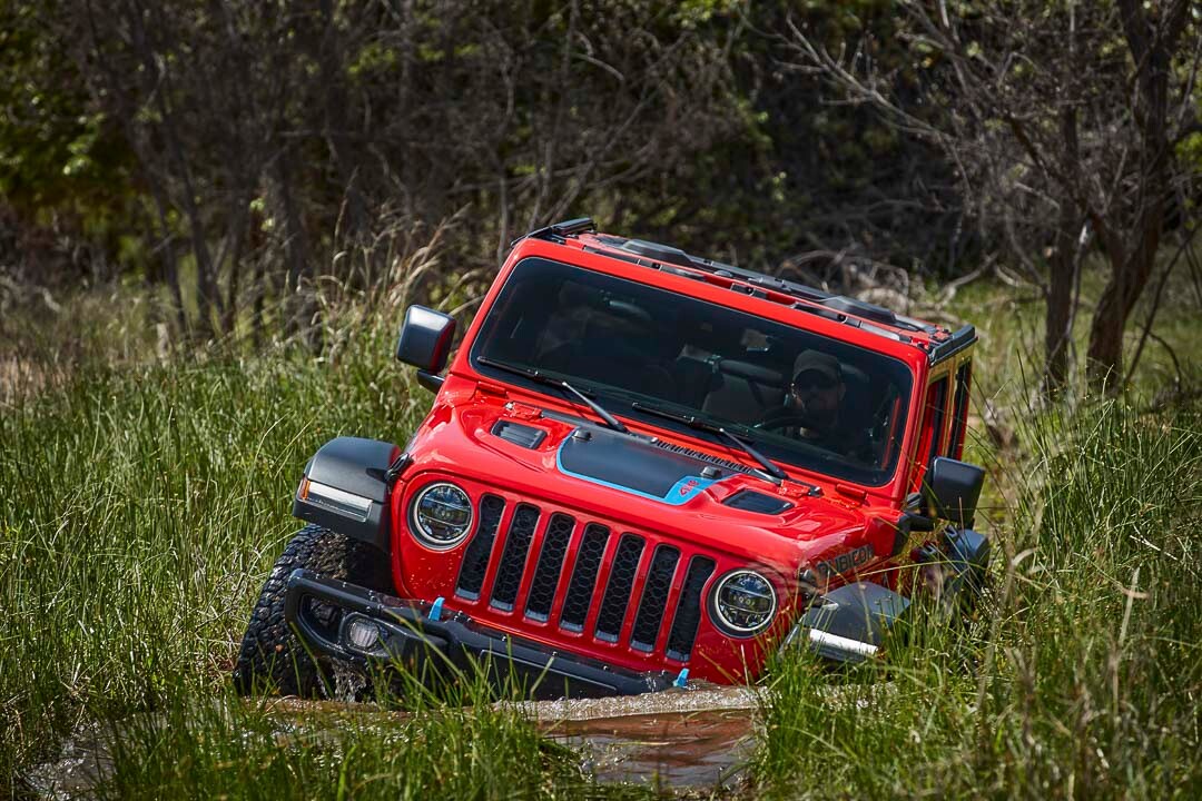 vue avant du Jeep Wrangler Unlimited Rubicon 4xe 2022 traversant un marais