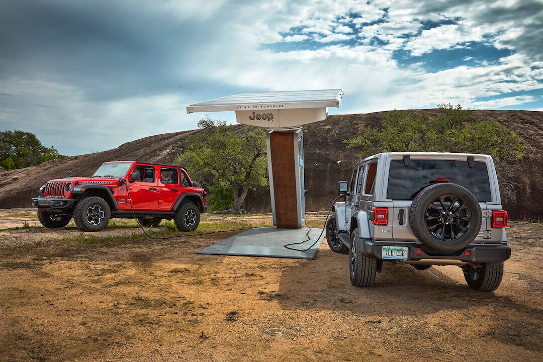 vue du Jeep Wrangler Unlimited Rubicon 4xe 2022 et Jeep Wrangler Unlimited Sahara 4xe 2022