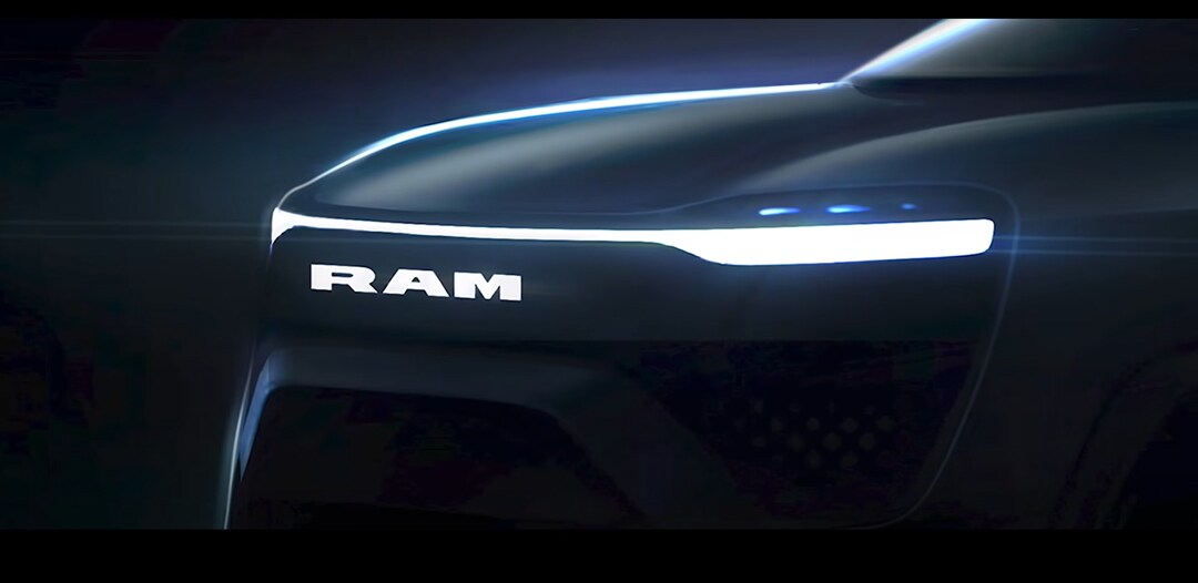 vue rapprochée de la calandre et des phares avant du futur RAM électrique